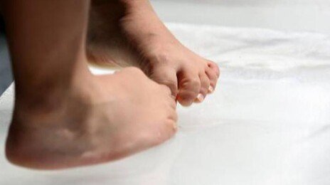 “헬스장서 맨발 샤워 마세요”…바닥에 세균 바글바글