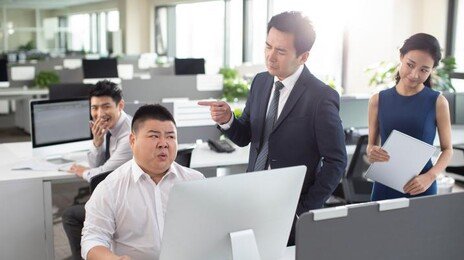 “아들 수능 망쳤다”며 서류 던진 부서장… 직원들만 야근했다