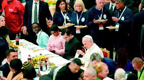 노숙자·난민 등과 식사한 교황, 트랜스젠더 여성도 초대