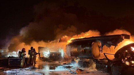 상주영천고속도로서 유조차 등 13대 연쇄추돌…2명 사망