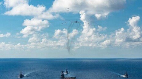 코앞에 핵항모-폭격기 대놓고… 美, 마두로 ‘테러조직 두목’ 지정