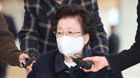 이배용측 “김건희에 금거북이 건넸다…당선 축하 선물일 뿐”