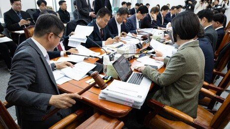 與 “민노총-한노총에 110억 지원”… 野 “정권교체 대가성”