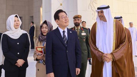 히잡 쓴 김혜경 여사…李대통령과 그랜드 모스크 동행