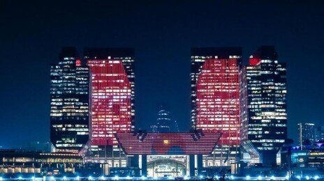 전투기 호위에 랜드마크 태극기 조명…“UAE, 李에 최고 예우”