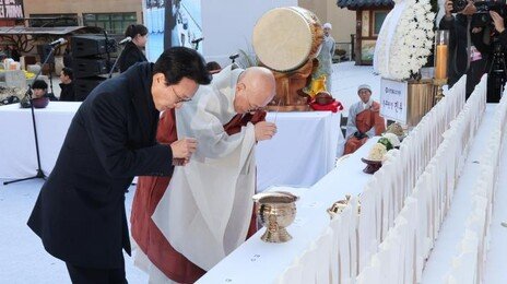 金총리, 산재 유가족 만나 “나라가 할 도리 못해서 그런 것”