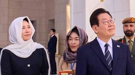 히잡 쓴 김혜경 여사…李대통령과 그랜드 모스크 동행