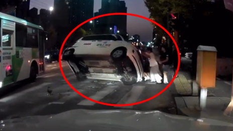 신호위반 택시에 ‘쾅’…전복 차량 맨손으로 들어올린 시민들