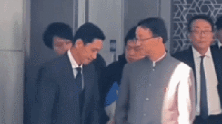 中은 주머니에 손, 日은 고개 푹…‘굴욕 외교’ 영상 퍼져