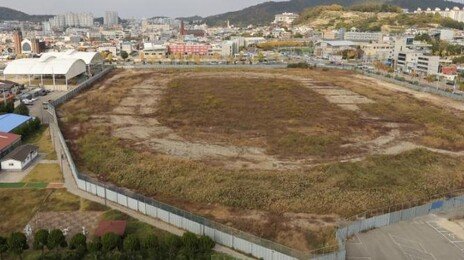 재정 없다고 공공 부지 팔더니…현금 뿌렸다