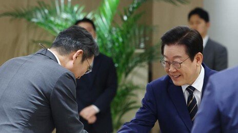 李, UAE 방문 마지막 날 비즈니스 라운드테이블…이재용 등 참석