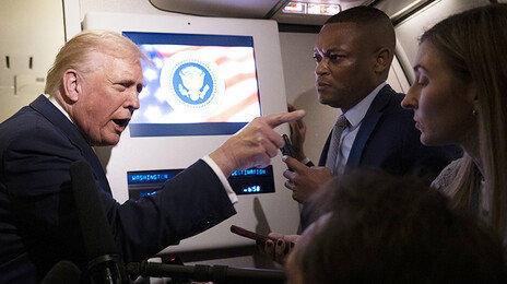 트럼프, ‘엡스타인 파일’ 묻는 기자에 “조용히 해, 돼지야” 삿대질