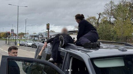 차 지붕 위로 사람 쿵…영국 팝스타가 ‘생명’ 구했다