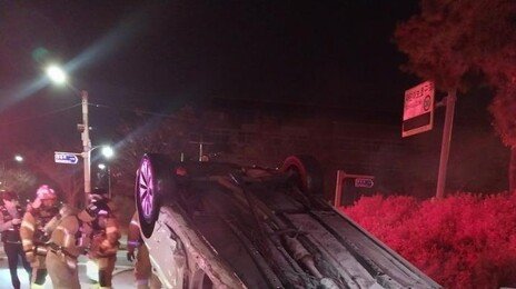 승용차, 인도 펜스 들이받고 전복 뒤 불…운전자는 도주