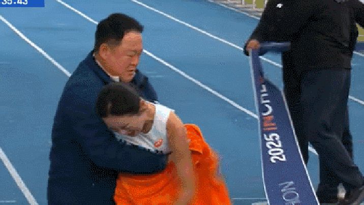 감독이 타월로 감싸자 질색한 女선수…마라톤 감독 해명은?