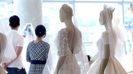 ‘웨딩드레스 대여, 55만∼330만원’ 스드메 가격공개 하나마나
