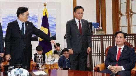 與 “검사 집단퇴정 사법질서 도전” 野 “李, 공범위해 검사 공격”