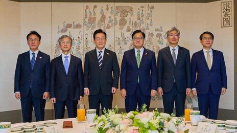 李대통령, 5부 요인 오찬 사진 올리며 “힘 모아주실 것으로 믿어”