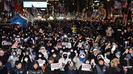 ‘계엄1년’ 다시 집결한 응원봉과 태극기