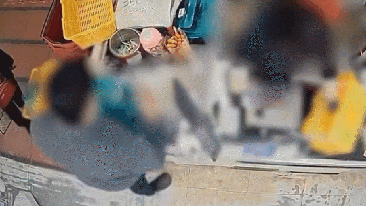 “채팅방 통해 만난 여중생에 호감…남친 있다고 하자 흉기 휘둘러”