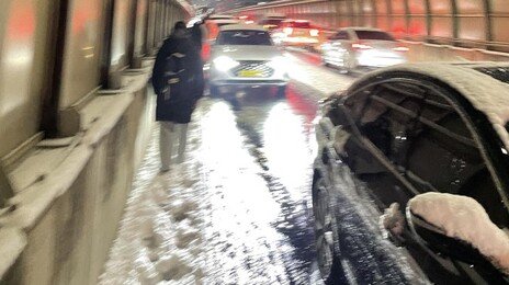 첫눈 오는 이런 오후에…“걷는 게 낫다” 퇴근길 붕괴