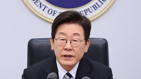 ‘취임 6개월’ 李 지지율 62%, 역대 3위…민주 43%-국힘 24%