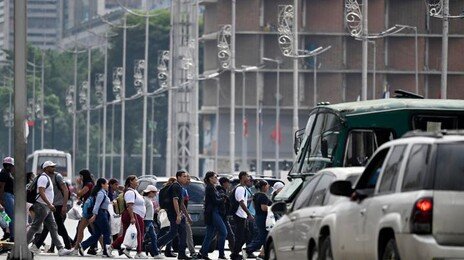 美젊은층 64% “민주주의 위기”…“부모보다 잘 살 것” 30%뿐