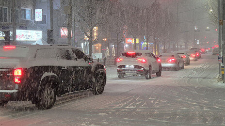 ‘기습 폭우’ 쏟은 띠구름, ‘기습 폭설’도 쏟았다… “12월초 이런 것 처음 봐”