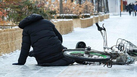 ‘기습 폭설’ 된 첫눈… 빙판길 12중 추돌-임신부 4시간 고립도