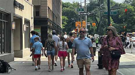 美젊은층 64% “민주주의 위기”…“부모보다 잘 살 것” 30%뿐