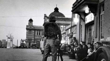 시대를 가르는 두 장의 계엄 사진…코트에 숨긴 카메라 vs SNS