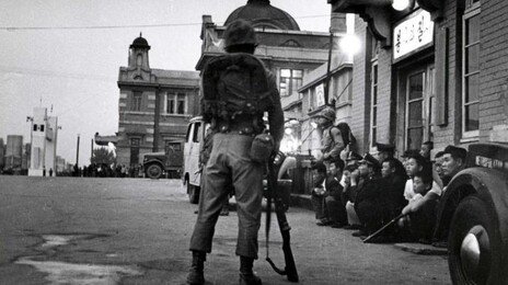 시대를 가르는 두 장의 계엄 사진…코트에 숨긴 카메라 vs SNS