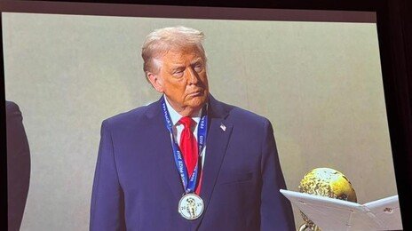 노벨상 놓친 트럼프, FIFA 평화상 받아…“내 인생 큰 영예”