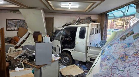 가속 페달을 브레이크로 착각 80대 운전자, 건물로 돌진