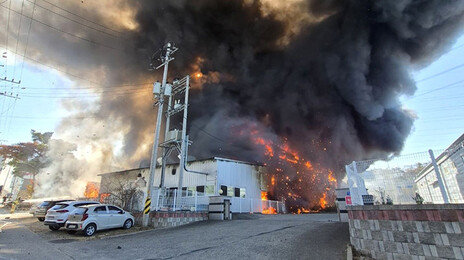 경북 칠곡 섬유공장서 화재…소방당국 진화 중