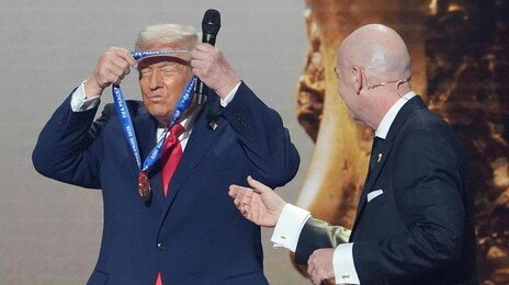 노벨상 불발 트럼프, FIFA 평화상 받아… 美언론 “노골적 아첨”