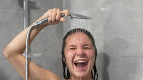 “물줄기 확 달라진다”…샤워기 30분 만에 복원하는 법 [알쓸톡]