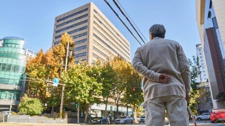 횡단보도 신호, 노인들 건너기엔 너무 짧다 …“1.5%만 제시간에”