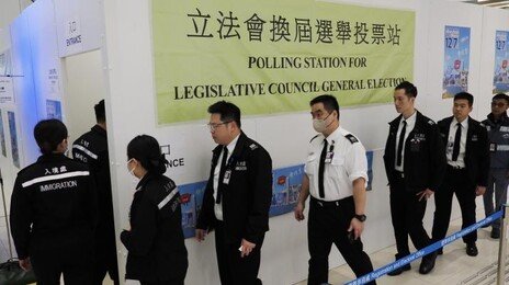 화재 참사 속 홍콩 입법회 선거 투표율 31.9%…역대 두번째로 낮아