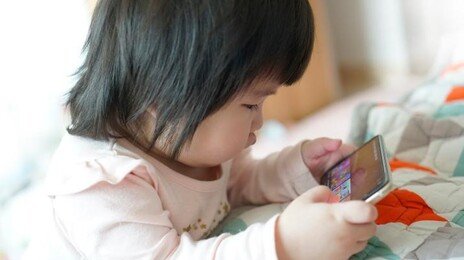 “12살 이전 스마트폰 사용, 우울증·비만 위험 높아진다”