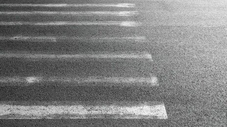 킥보드 타고 횡단보도 건너던 초등생, 우회전 학원버스에 치여 사망