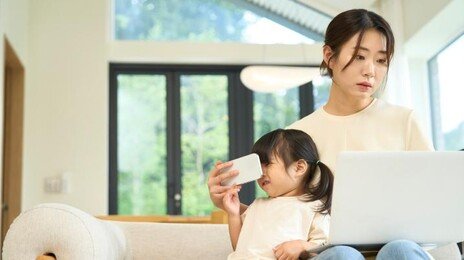 12세 전 스마트폰 쓰면 비만·수면장애 위험↑…한국 아이들은?