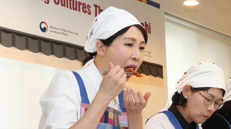 “남편은 백김치가 최애” 金여사, 주한대사 부인들과 김장