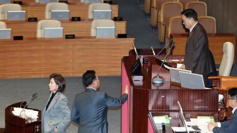 마이크 끈 의장, 몰려나온 국힘… 마지막 정기국회도 ‘난장판’