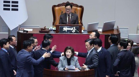 필버 13분만에 마이크 끈 우원식… “禹독재” “내란정당” 난장판