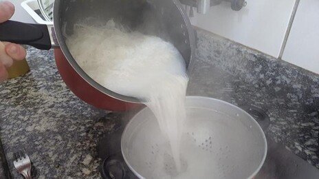 싱크대에 끓는 물 부어 청소? 수리비 폭탄 맞는다 [알쓸톡]