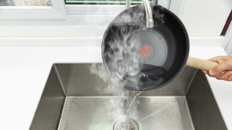 싱크대에 끓는 물 부어 청소? 수리비 폭탄 맞는다 [알쓸톡]