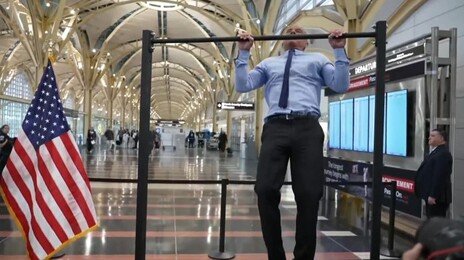 71세 vs 54세 장관 턱걸이 대결…‘반전 결과’에 美 전역 술렁