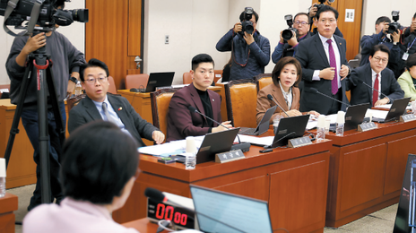 ‘의제 무관’ 이유로 필버 중단 전례 없어… 추미애 노래 부르기도