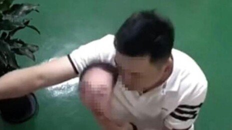 이젠 얼굴 위조까지…동료 가면 쓰고 대리 출근한 中공무원